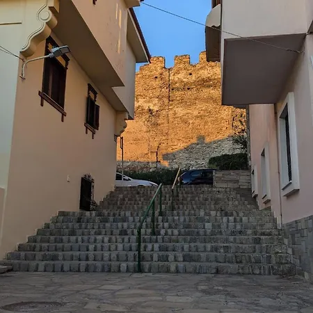 아파트 Under Castle Walls