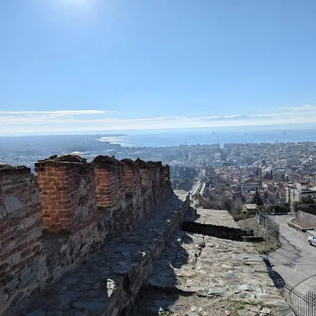 Under Castle Walls Tessalónica