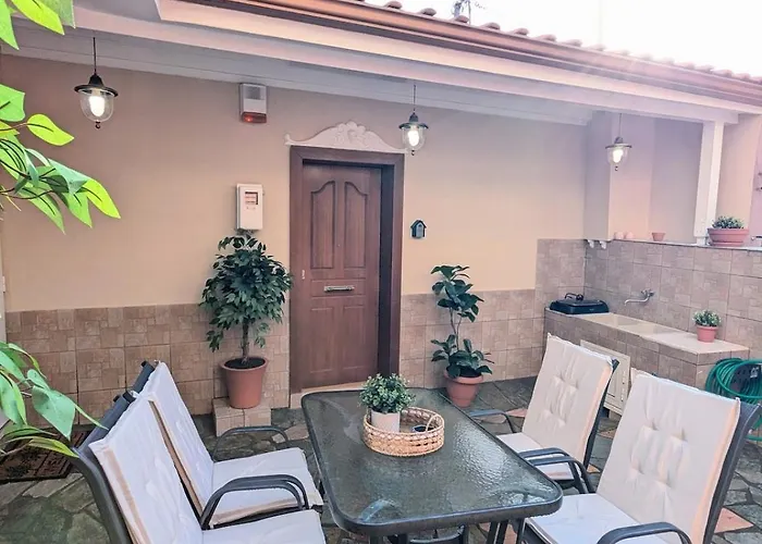 Under Castle Walls Tessalónica